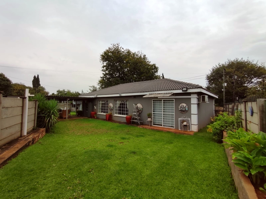 6 Bedroom Property for Sale in Flamwood North West